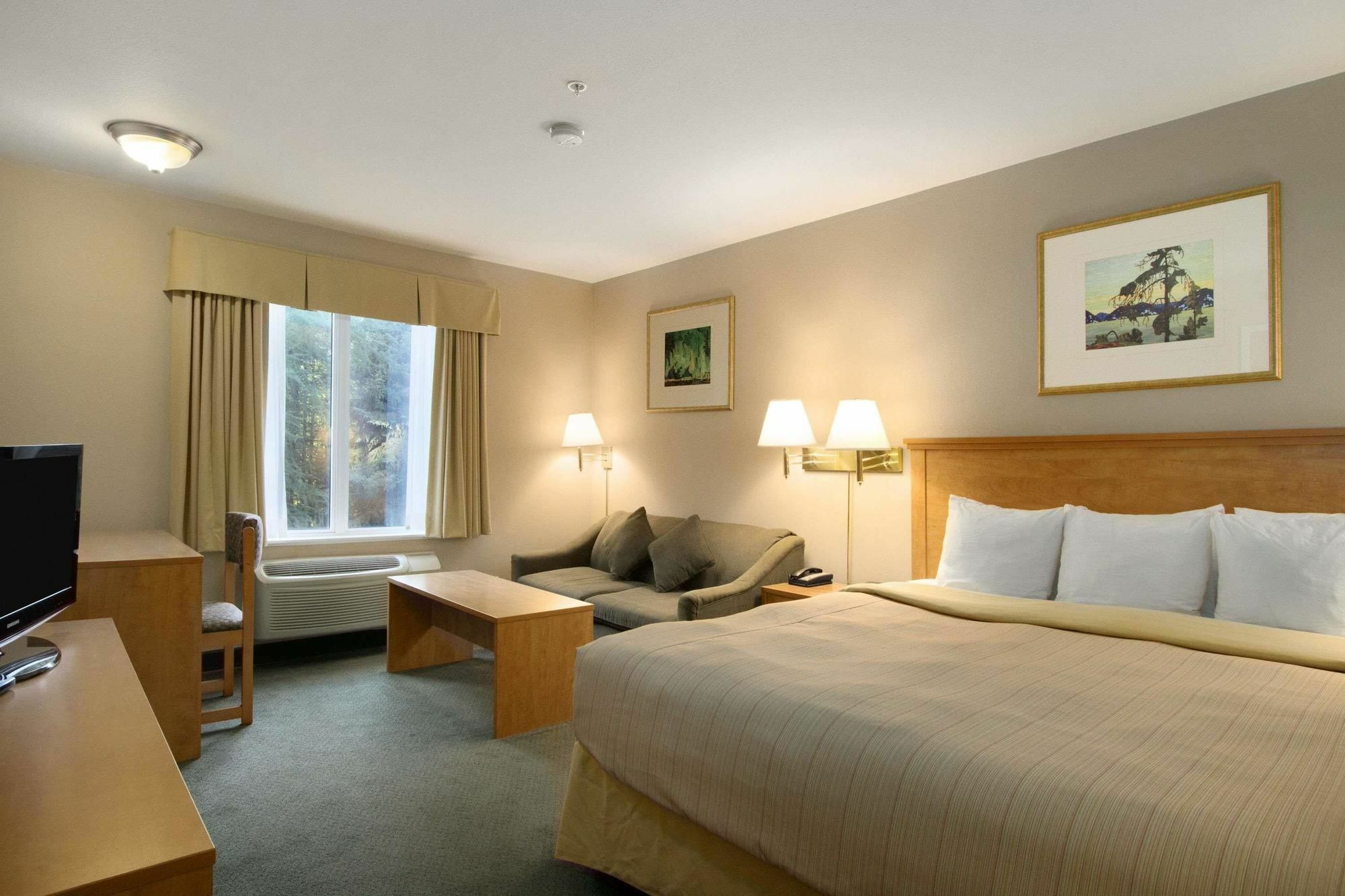 Days Inn & Suites By Wyndham Тъндърбей Екстериор снимка